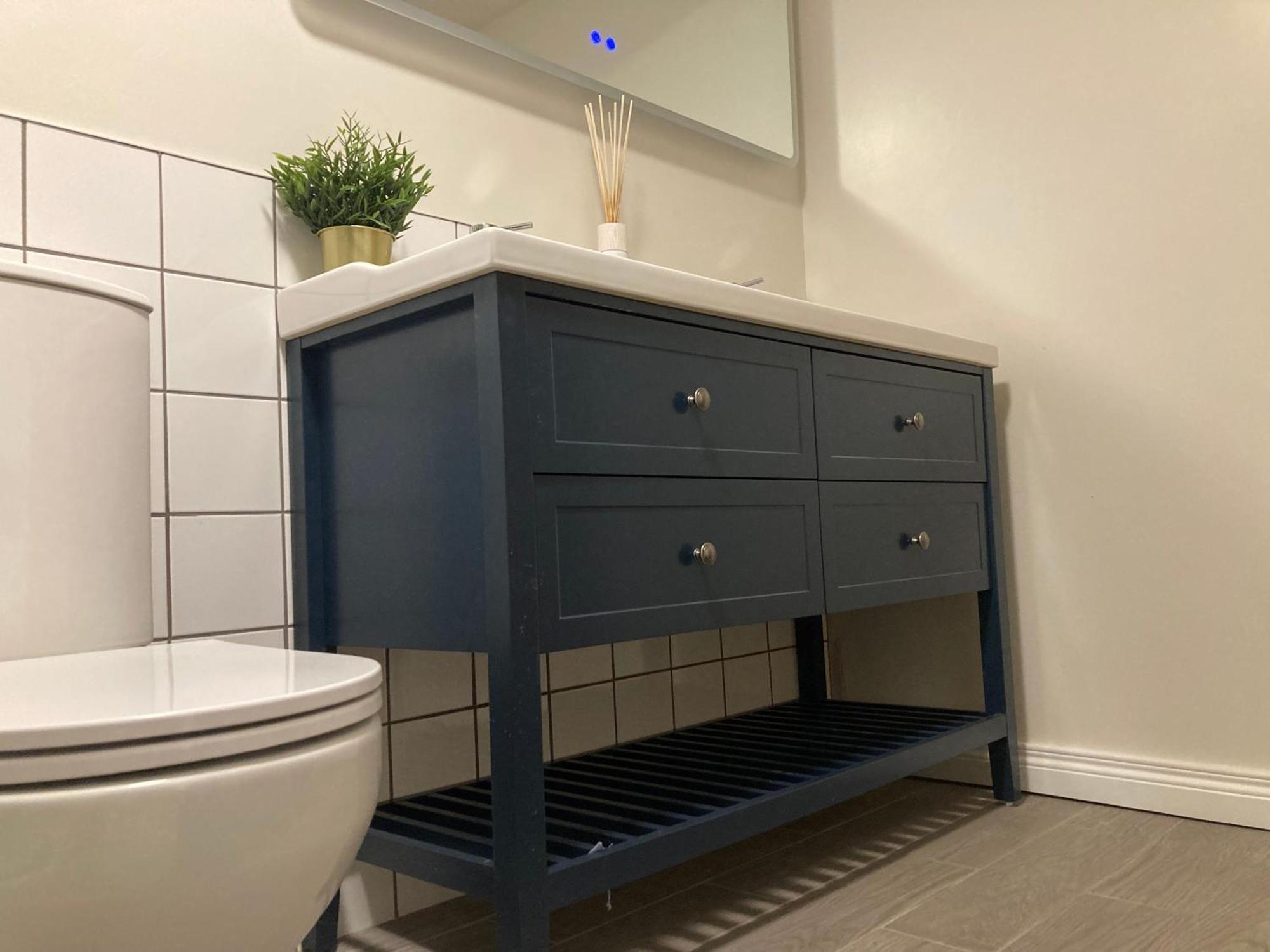 Smart 4K Tvs In All Bedrooms Double Vanity Sink Μπέλφαστ Εξωτερικό φωτογραφία