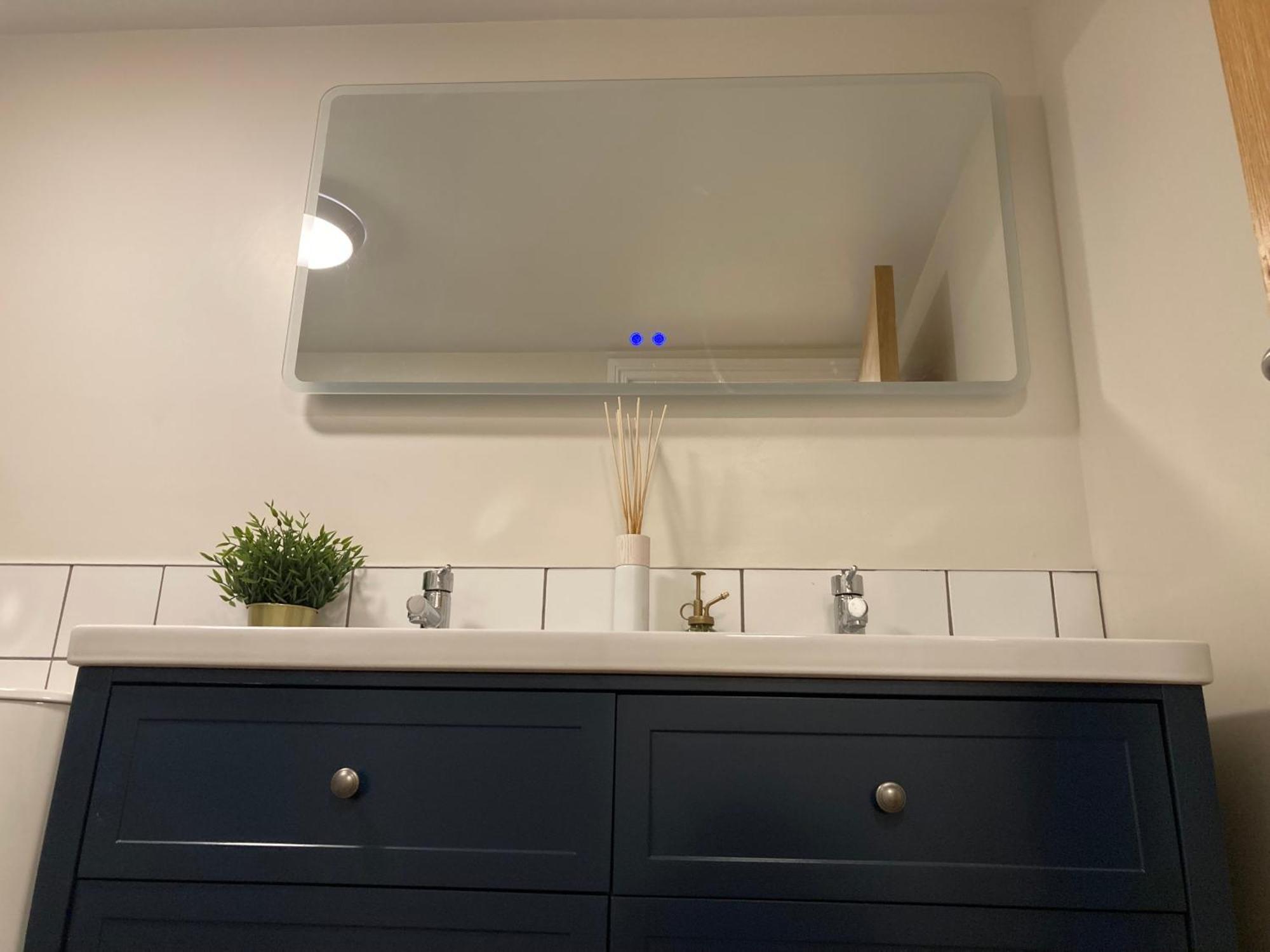 Smart 4K Tvs In All Bedrooms Double Vanity Sink Μπέλφαστ Εξωτερικό φωτογραφία
