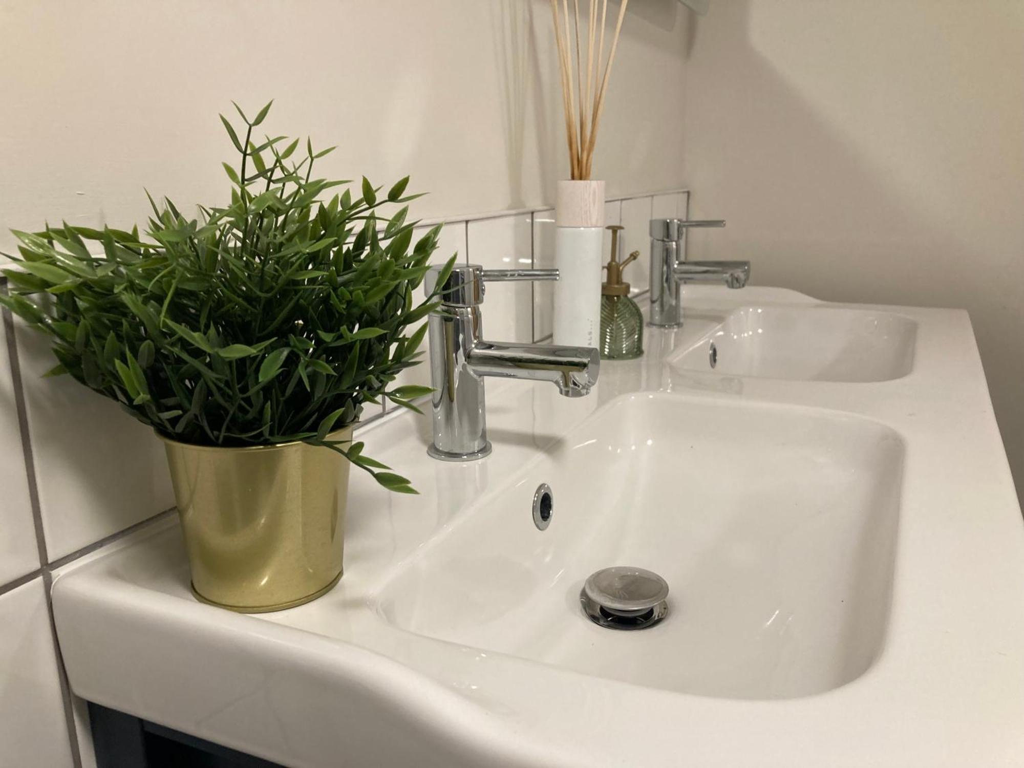 Smart 4K Tvs In All Bedrooms Double Vanity Sink Μπέλφαστ Εξωτερικό φωτογραφία