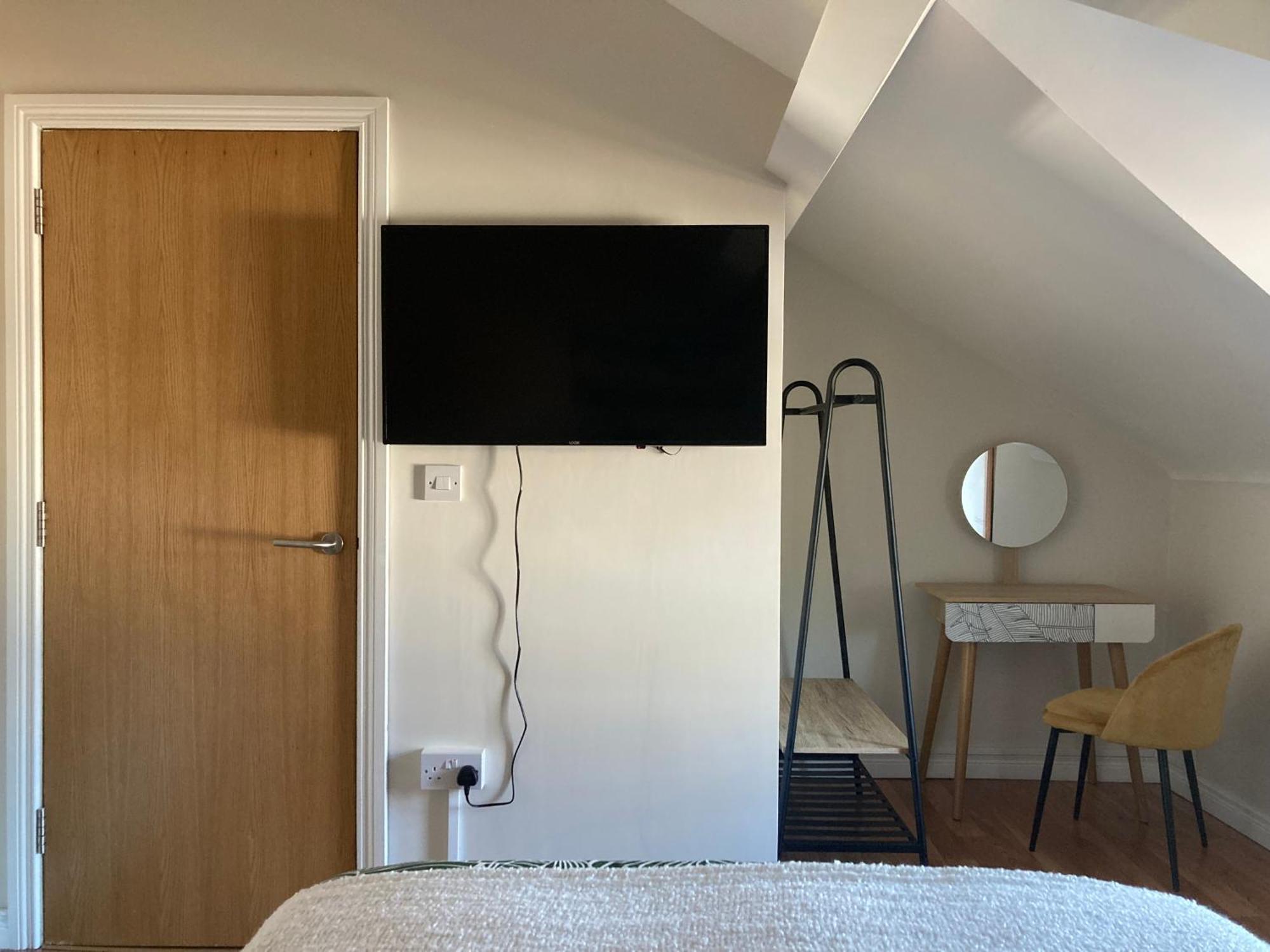 Smart 4K Tvs In All Bedrooms Double Vanity Sink Μπέλφαστ Εξωτερικό φωτογραφία